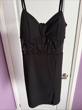 le chateau Black mini dress with Lace-Panel